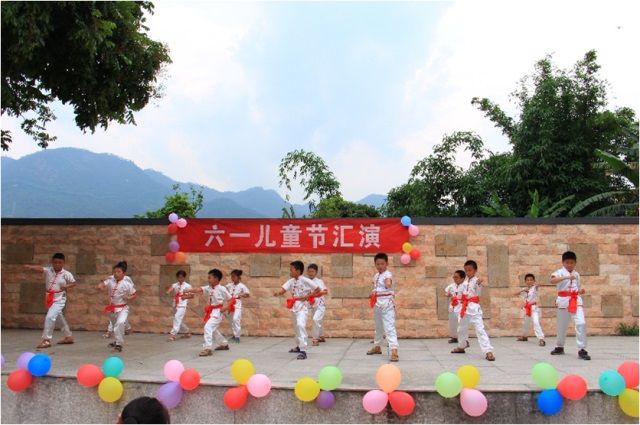 我校青年志愿者协会在蔗洲小学举办